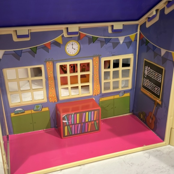 Peppa Pig School House and Accesories Lot - Picture 6 of 11